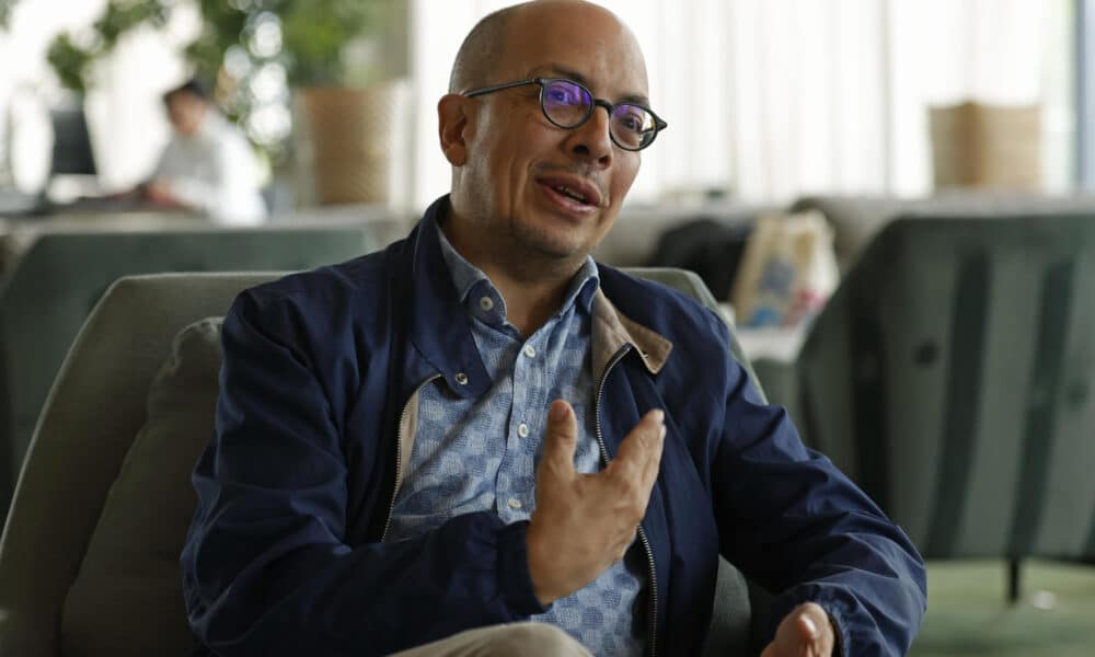 Fotografía de archivo del 27 de abril de 2023 del escritor mexicano Jorge Luis Volpi durante una entrevista con EFE, en Bogotá (Colombia). EFE/ Mauricio Dueñas Castañeda