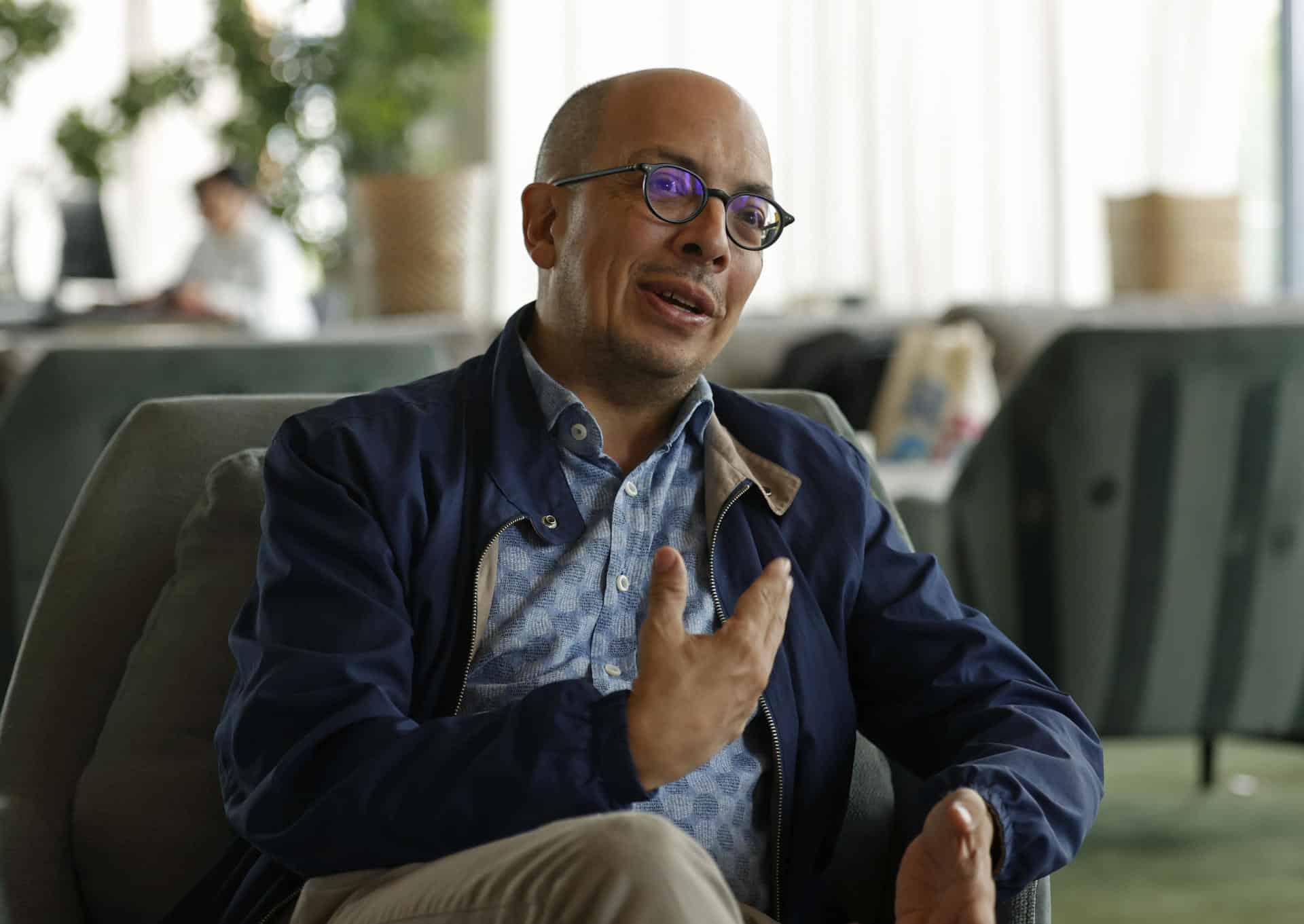 Fotografía de archivo del 27 de abril de 2023 del escritor mexicano Jorge Luis Volpi durante una entrevista con EFE, en Bogotá (Colombia). EFE/ Mauricio Dueñas Castañeda