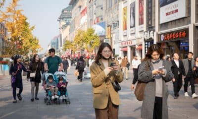 Paseantes por una calle de Pekín este jueves. EFE/EPA/JESSICA LEE