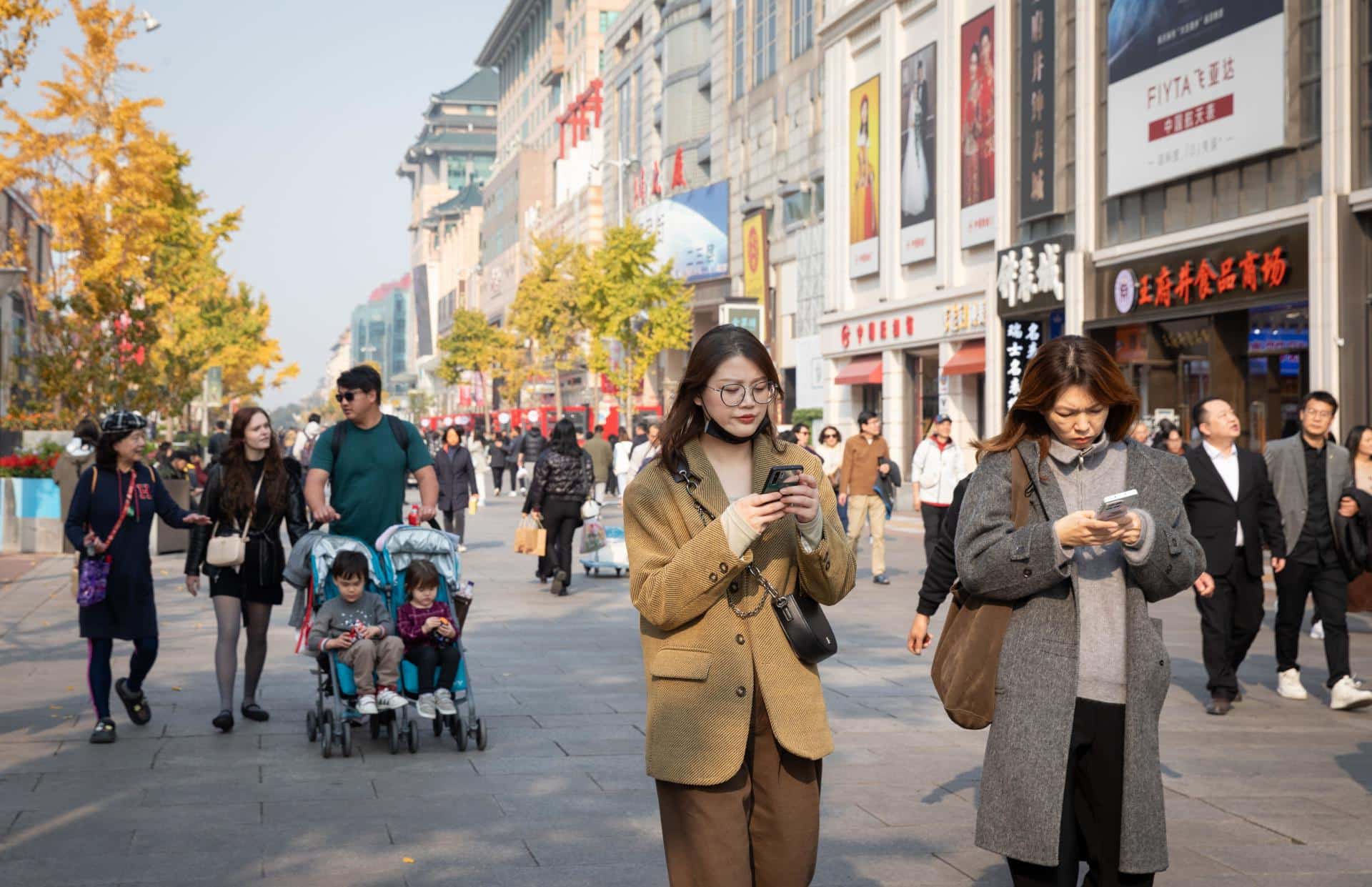 Paseantes por una calle de Pekín este jueves. EFE/EPA/JESSICA LEE