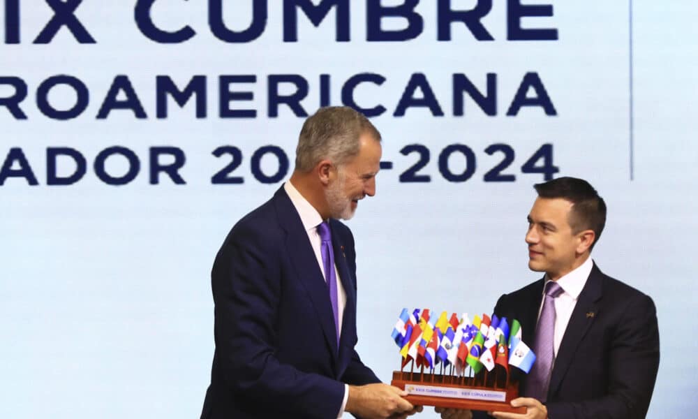 El presidente de Ecuador, Daniel Noboa (d), entrega las banderas de los países iberoamericanos al rey Felipe VI este viernes, al cierre de la XXIX Cumbre Iberoamericana en el museo Pumapungo en Cuenca (Ecuador). EFE/ Robert Puglla