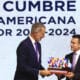 El presidente de Ecuador, Daniel Noboa (d), entrega las banderas de los países iberoamericanos al rey Felipe VI este viernes, al cierre de la XXIX Cumbre Iberoamericana en el museo Pumapungo en Cuenca (Ecuador). EFE/ Robert Puglla