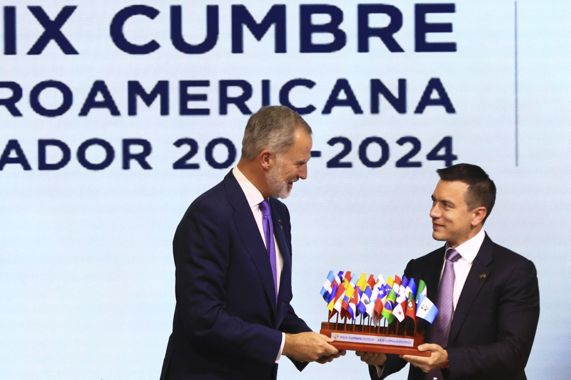 El presidente de Ecuador, Daniel Noboa (d), entrega las banderas de los países iberoamericanos al rey Felipe VI este viernes, al cierre de la XXIX Cumbre Iberoamericana en el museo Pumapungo en Cuenca (Ecuador). EFE/ Robert Puglla