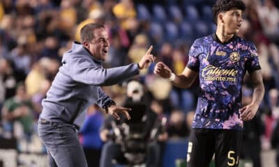 El entrenador de América, Andre Soares dirige ante Santos durante un partido de la jornada 12 del Torneo Apertura del fútbol mexicano realizado en el estadio Ciudad de los Deportes en Ciudad de México (México). Imagen de archivo. EFE/ José Méndez