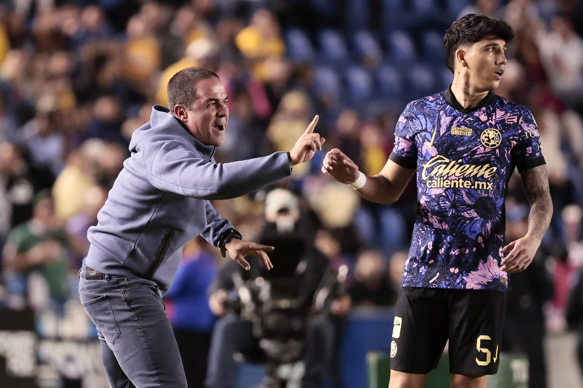 El entrenador de América, Andre Soares dirige ante Santos durante un partido de la jornada 12 del Torneo Apertura del fútbol mexicano realizado en el estadio Ciudad de los Deportes en Ciudad de México (México). Imagen de archivo. EFE/ José Méndez