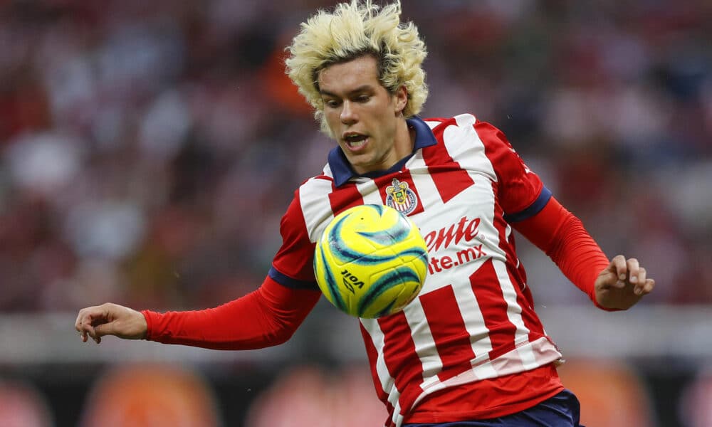 Cade Cowell del Guadalajara controla un balón en el estadio Akron en la ciudad de Guadalajara, Jalisco (México). Archivo. EFE/ Francisco Guasco