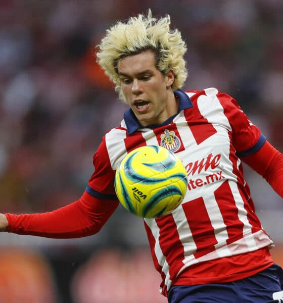 Cade Cowell del Guadalajara controla un balón en el estadio Akron en la ciudad de Guadalajara, Jalisco (México). Archivo. EFE/ Francisco Guasco