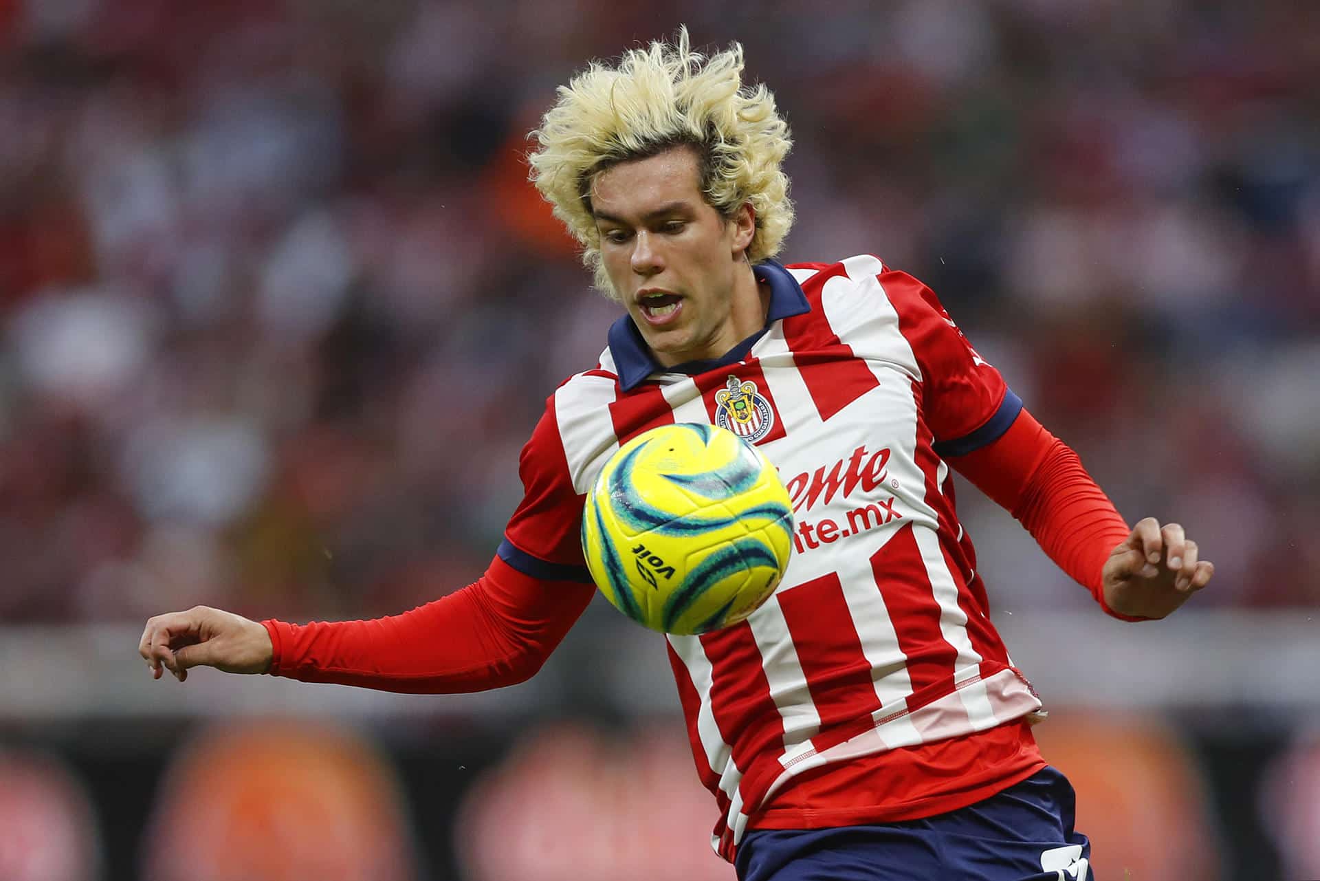 Cade Cowell del Guadalajara controla un balón en el estadio Akron en la ciudad de Guadalajara, Jalisco (México). Archivo. EFE/ Francisco Guasco