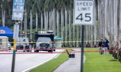 Foto de archivo de oficiales del FBI revisando el costado lateral del Trump International Golf Club en West Palm Beach, Florida, EE. UU., donde Ryan Routh cometió un intento de asesinato contra Donald Trump. EFE/EPA/Cristóbal Herrera-Ulashkevich