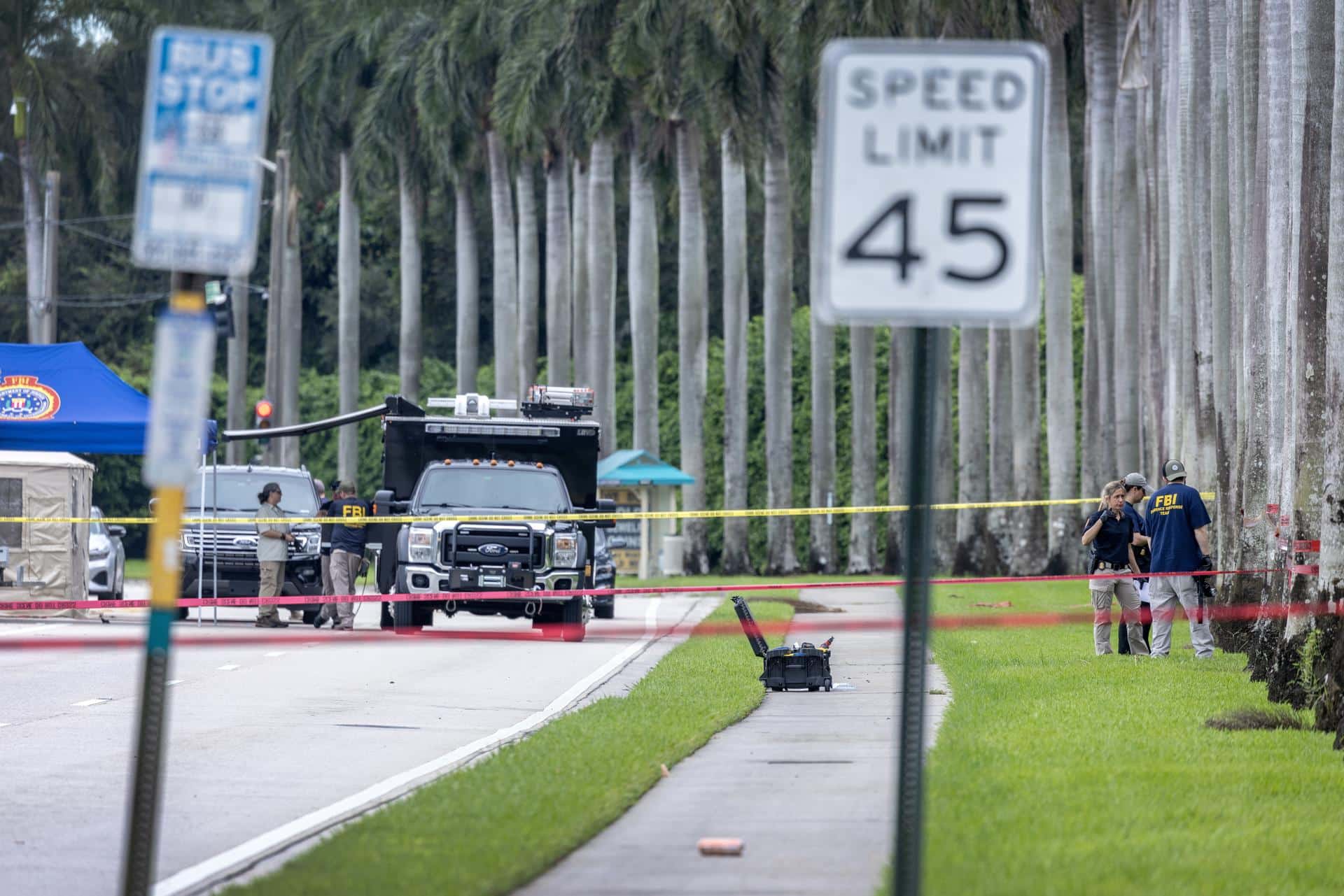 Foto de archivo de oficiales del FBI revisando el costado lateral del Trump International Golf Club en West Palm Beach, Florida, EE. UU., donde Ryan Routh cometió un intento de asesinato contra Donald Trump. EFE/EPA/Cristóbal Herrera-Ulashkevich