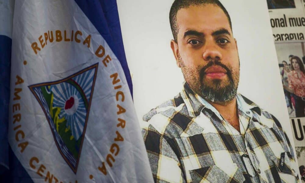 Vista de una fotografía del periodista Ángel Gahona junto a una bandera de Nicaragua durante un homenaje celebrado en su honor en Managua (Nicaragua). Foto de archivo. EFE/Jorge Torres