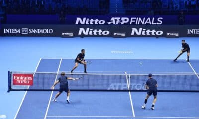 El salvadoreño Marcelo Arevaloy el croata Mate Pavic(arriba) no han podido cpn la pareja alemana formada por Kevin Krawietz y Tim Puetz durantela final de dobles del ATP Finals en Turín, Italia. EFE/EPA/Alessandro Di Marco