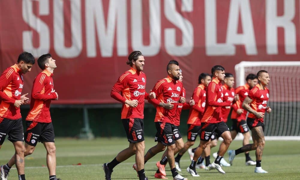 FotografÍa cedida por la Federación de Fútbol de Chile (ANFP) del último entrenamiento de la Roja antes de enfrentar este martes a Venezuela en el Estadio Nacional de Santiago en partido de la duodécima jornada de las eliminatorias sudamericanas del Mundial de 2026. EFE/ Federación De Fútbol De Chile /SOLO USO EDITORIAL)