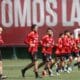 FotografÍa cedida por la Federación de Fútbol de Chile (ANFP) del último entrenamiento de la Roja antes de enfrentar este martes a Venezuela en el Estadio Nacional de Santiago en partido de la duodécima jornada de las eliminatorias sudamericanas del Mundial de 2026. EFE/ Federación De Fútbol De Chile /SOLO USO EDITORIAL)