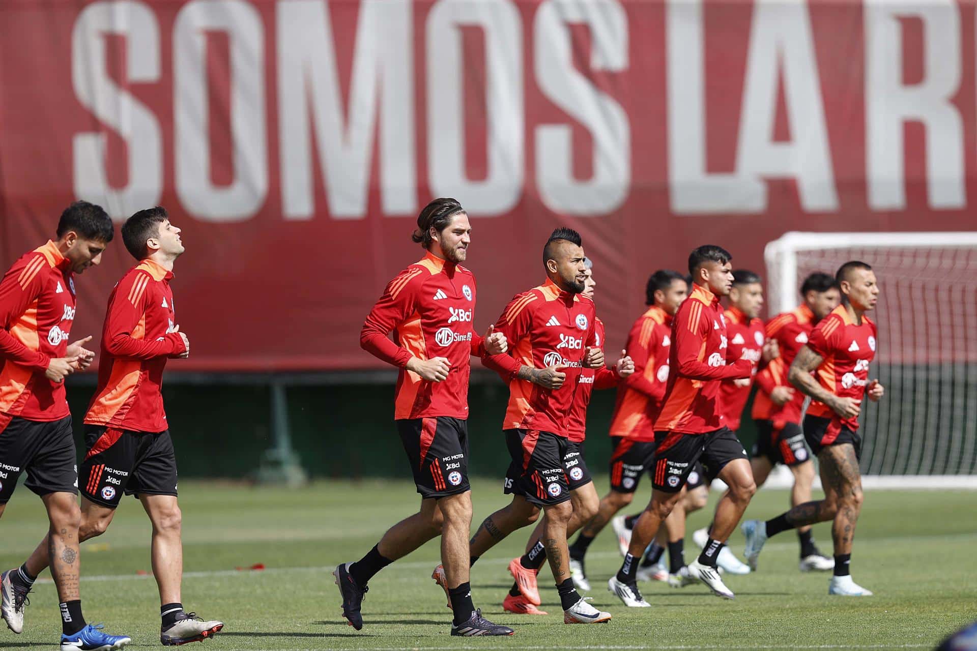 FotografÍa cedida por la Federación de Fútbol de Chile (ANFP) del último entrenamiento de la Roja antes de enfrentar este martes a Venezuela en el Estadio Nacional de Santiago en partido de la duodécima jornada de las eliminatorias sudamericanas del Mundial de 2026. EFE/ Federación De Fútbol De Chile /SOLO USO EDITORIAL)