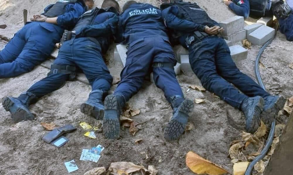 Imagen de archivo de policías de la Fiscalía General del Estado (FGE) que resguardan el lugar donde fueron asesinados al menos 11 policías en Coyuca de Benítez estado de Guerrero (México). EFE/ Str / ATENCIÓN EDITORES: CONTENIDO GRÁFICO EXPLÍCITO