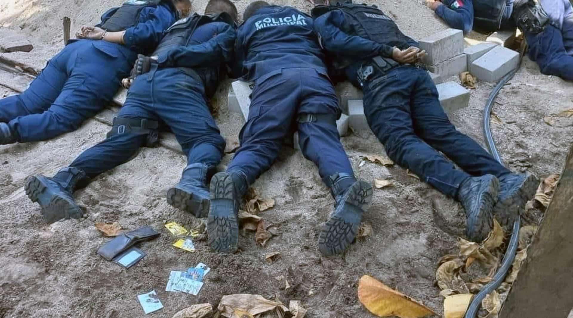 Imagen de archivo de policías de la Fiscalía General del Estado (FGE) que resguardan el lugar donde fueron asesinados al menos 11 policías en Coyuca de Benítez estado de Guerrero (México). EFE/ Str / ATENCIÓN EDITORES: CONTENIDO GRÁFICO EXPLÍCITO