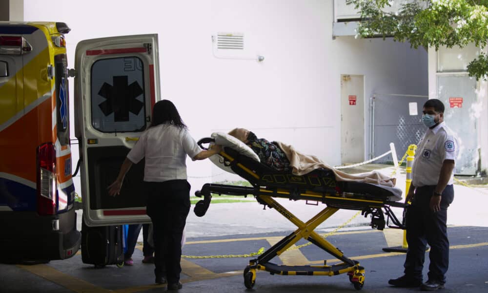 Paramédicos suben un paciente en camilla a una ambulancia en la puerta del Centro Médico de Puerto Rico, en San Juan (Puerto Rico). Imagen de archivo. EFE/ Thais Llorca