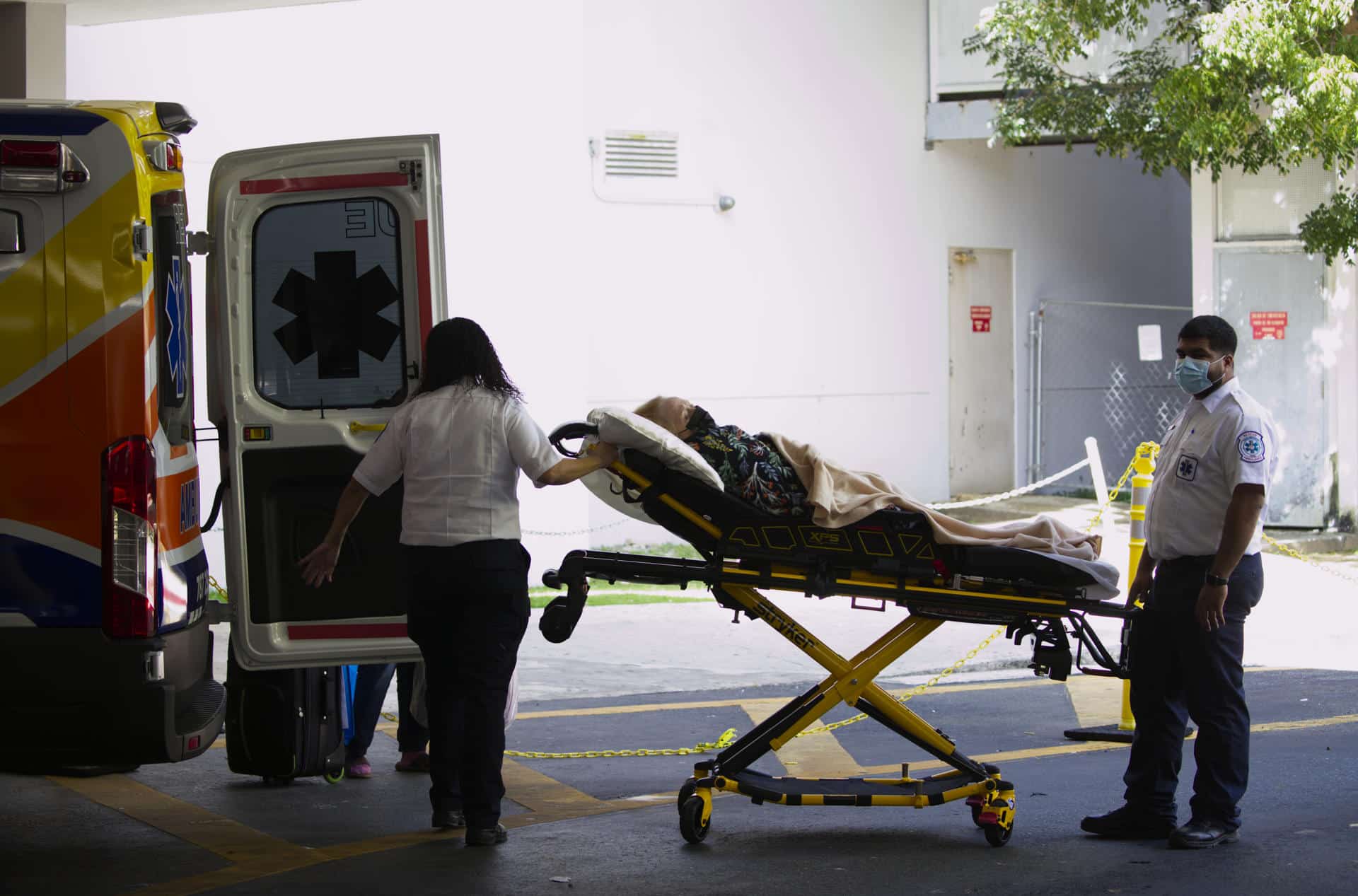 Paramédicos suben un paciente en camilla a una ambulancia en la puerta del Centro Médico de Puerto Rico, en San Juan (Puerto Rico). Imagen de archivo. EFE/ Thais Llorca