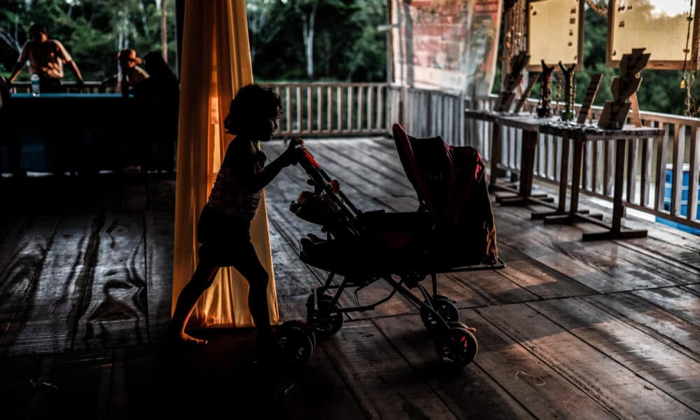 Fotografía de archivo en donde una niña empuja un coche de bebé. EFE/ Aldair Mejía