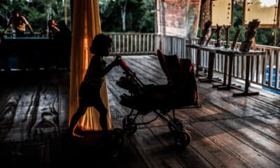 Fotografía de archivo en donde una niña empuja un coche de bebé. EFE/ Aldair Mejía