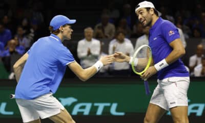 El tenista italiano Jannick Sinner (i) y su compañero Matteo Berrettini celebran un punto conseguido en el partido de dobles de cuartos de final de la Copa Davis de tenis que disputan ante los argentinos Máximo González y Andrés Molteni, disputado hoy jueves en el Pabellón José María Martín Carpena de Málaga. EFE/Jorge Zapata