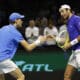 El tenista italiano Jannick Sinner (i) y su compañero Matteo Berrettini celebran un punto conseguido en el partido de dobles de cuartos de final de la Copa Davis de tenis que disputan ante los argentinos Máximo González y Andrés Molteni, disputado hoy jueves en el Pabellón José María Martín Carpena de Málaga. EFE/Jorge Zapata