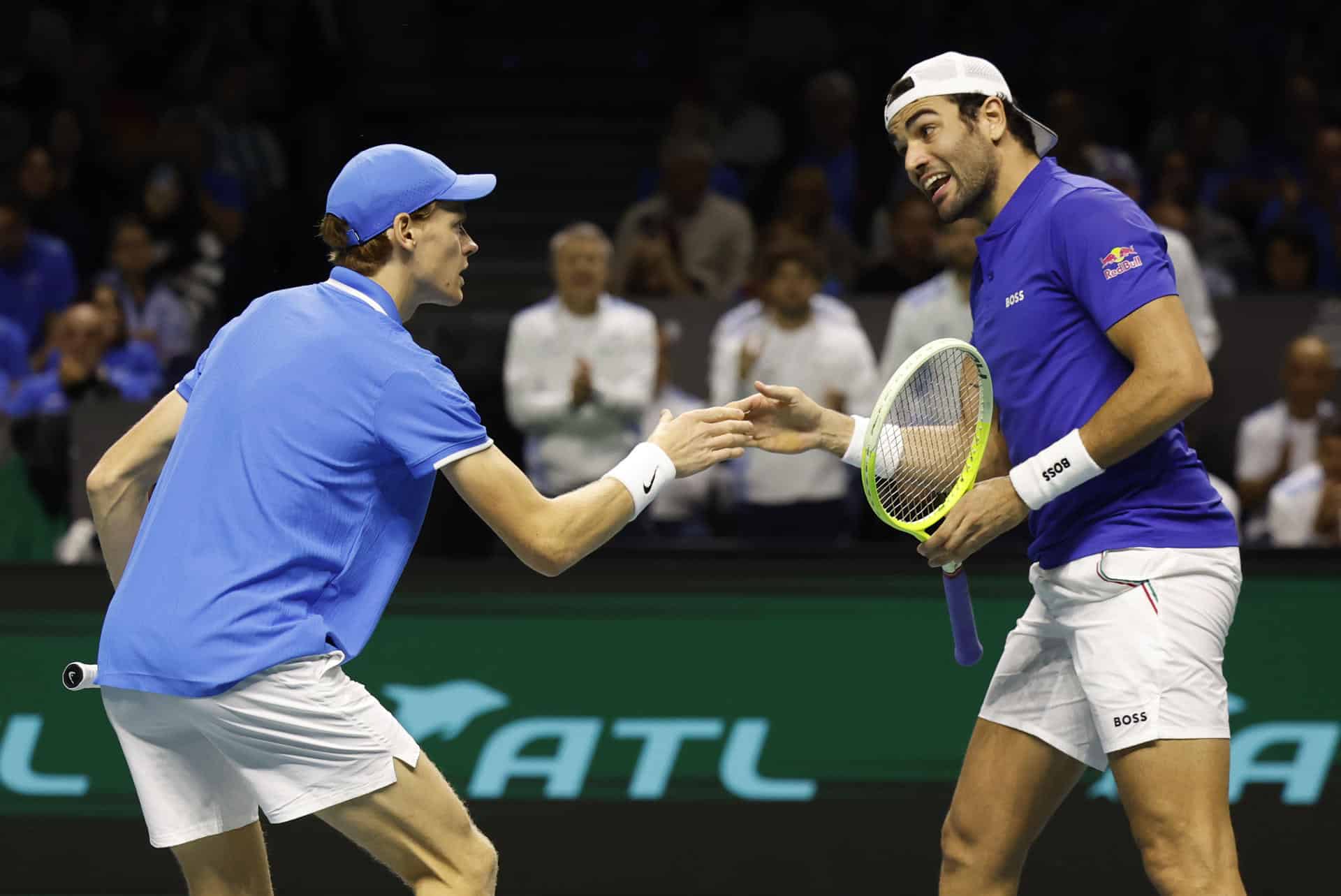 El tenista italiano Jannick Sinner (i) y su compañero Matteo Berrettini celebran un punto conseguido en el partido de dobles de cuartos de final de la Copa Davis de tenis que disputan ante los argentinos Máximo González y Andrés Molteni, disputado hoy jueves en el Pabellón José María Martín Carpena de Málaga. EFE/Jorge Zapata