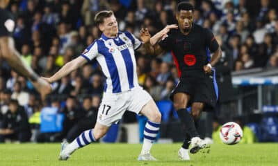 El delantero del Barcelona Ansu Fati (d) pugna por el balón con Sergio Gómez, de la Real, durante el partido de Liga del pasado domingo. EFE/Javi Colmenero