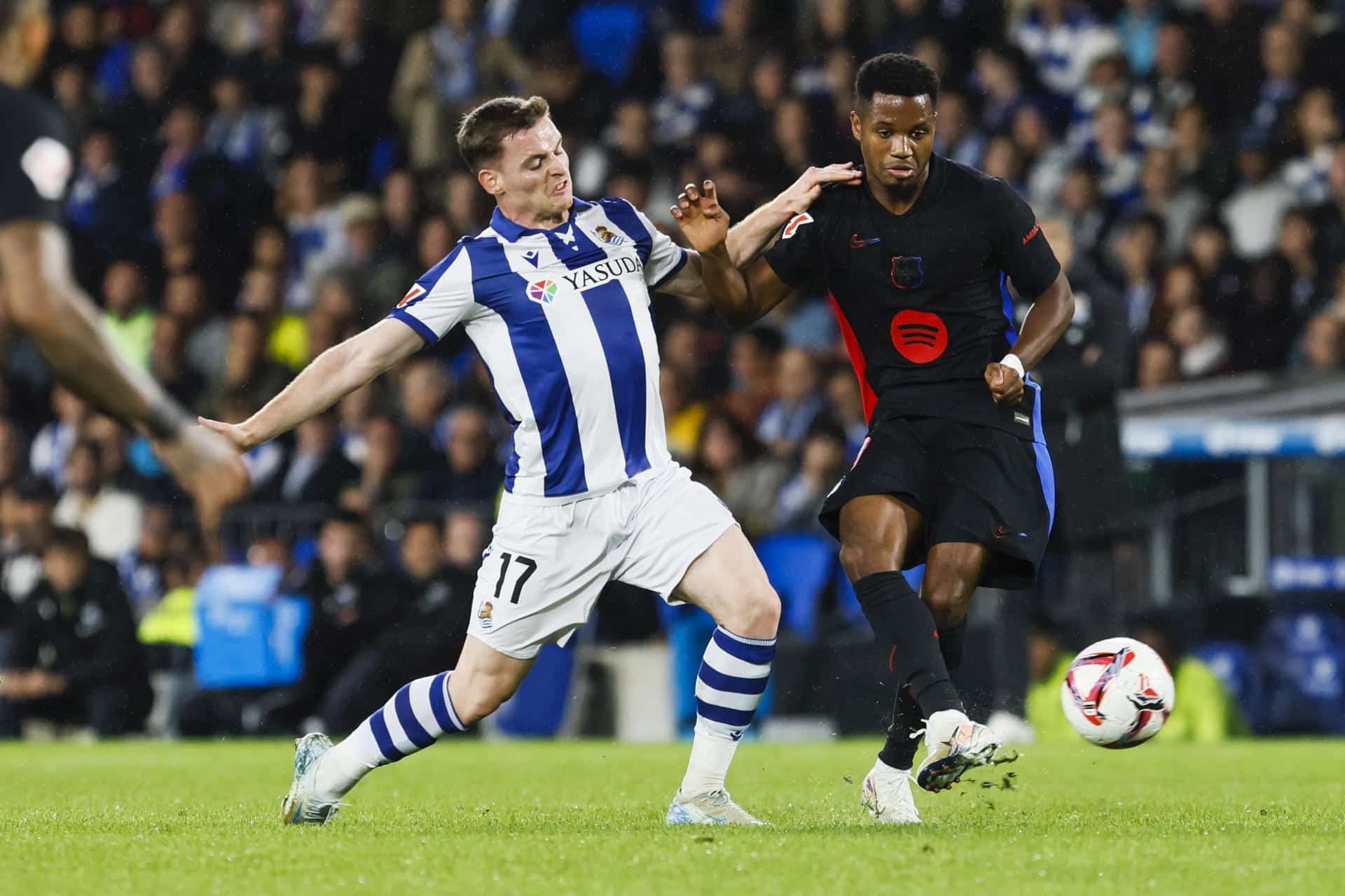 El delantero del Barcelona Ansu Fati (d) pugna por el balón con Sergio Gómez, de la Real, durante el partido de Liga del pasado domingo. EFE/Javi Colmenero