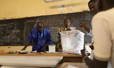 Senegaleses votan en una convocatoria electoral en una imagen de archivo. EFE/EPA/NIC BOTHMA