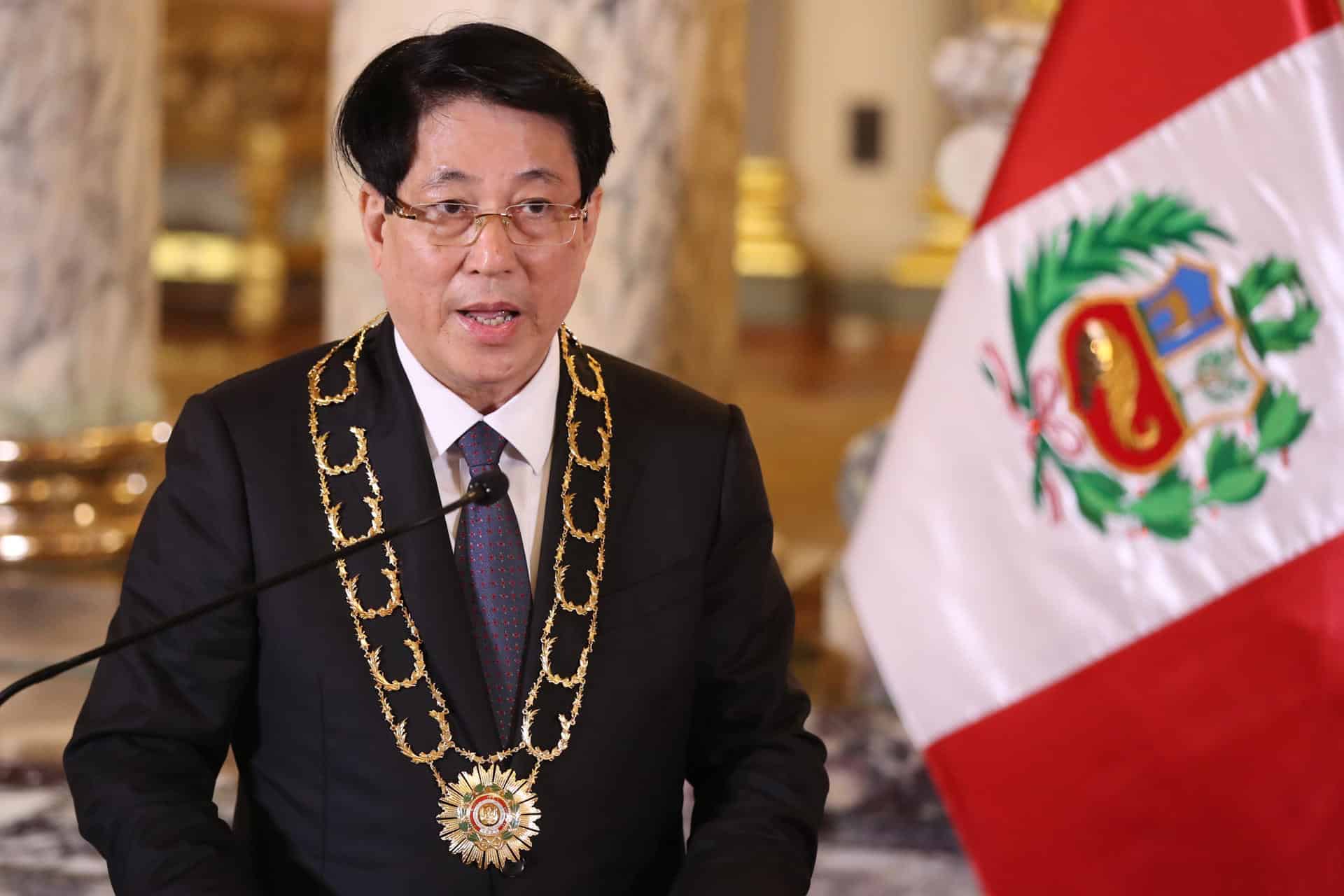 El presidente de Vietnam, Luong Cuong, habla tras ser condecorado por la presidenta de Perú, Dina Boluarte, durante un encuentro este miércoles en el Palacio de Gobierno en Lima (Perú). Luong Cuong fue recibido con honores militares para un encuentro con la mandataria, Dina Boluarte, antes de participar esta semana en la cumbre de líderes del Foro de Cooperación Económica de Asia Pacífico (APEC) que se celebra en Lima. EFE/ Paolo Aguilar