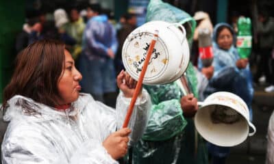 Una mujer participa en una protesta contra el aumento de precios de los productos de primera necesidad, este jueves, en La Paz (Bolivia). EFE/Luis Gandarillas