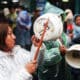 Una mujer participa en una protesta contra el aumento de precios de los productos de primera necesidad, este jueves, en La Paz (Bolivia). EFE/Luis Gandarillas