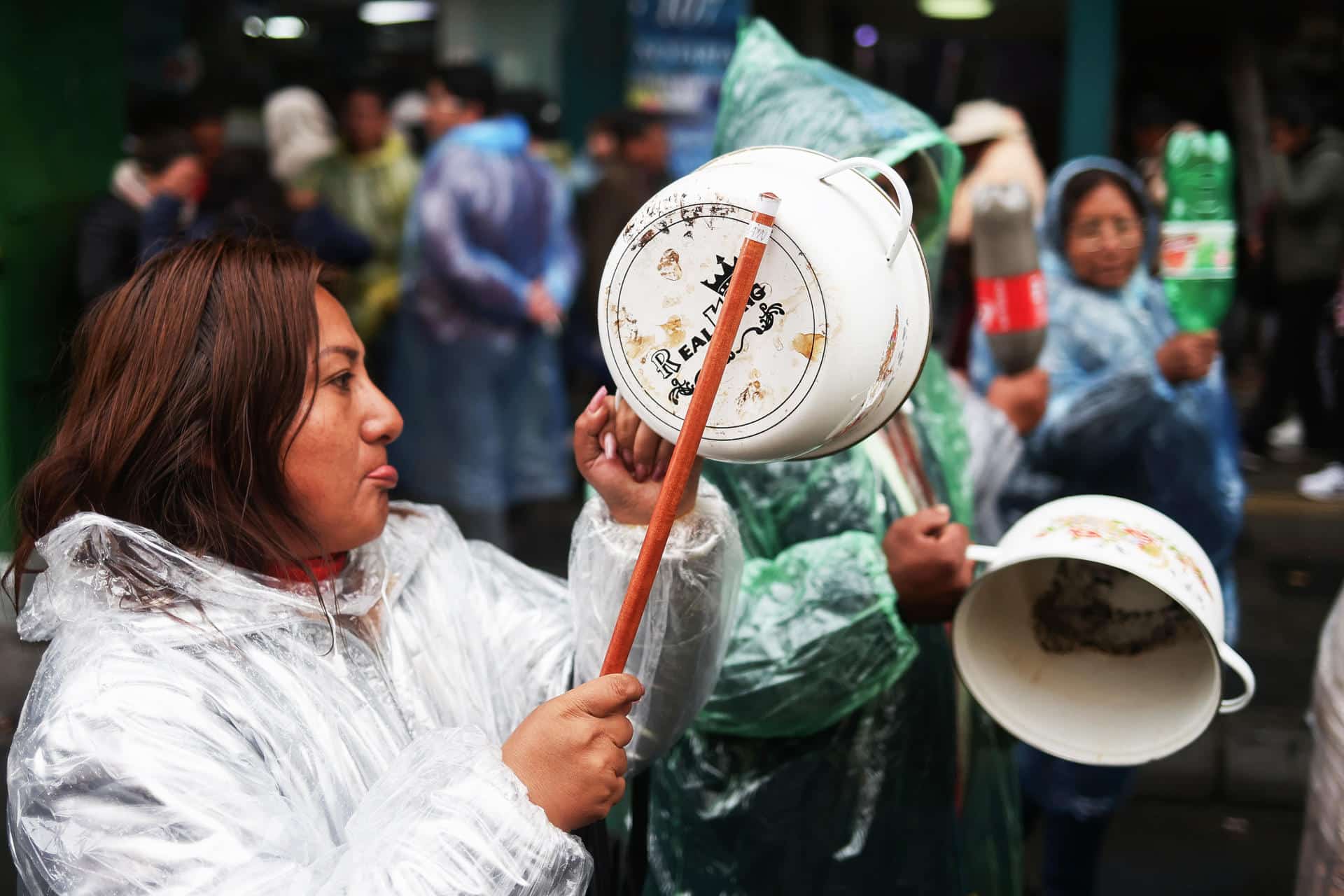 Una mujer participa en una protesta contra el aumento de precios de los productos de primera necesidad, este jueves, en La Paz (Bolivia). EFE/Luis Gandarillas