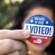 Una persona muestra una calcomanía de "Yo voté" después de emitir su voto en la biblioteca de Palmetto Bay en la votación anticipada para las elecciones presidenciales estadounidenses de 2024 en Miami, Florida, EE. UU., el 29 de octubre de 2024. EFE/EPA/Cristobal Hererra-Ulashkevich