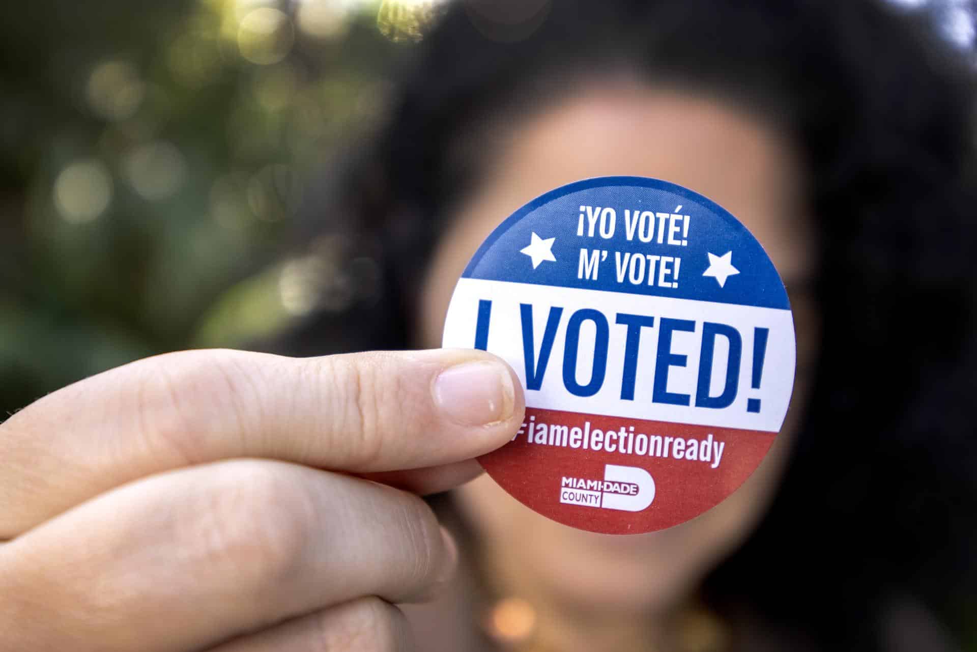 Una persona muestra una calcomanía de "Yo voté" después de emitir su voto en la biblioteca de Palmetto Bay en la votación anticipada para las elecciones presidenciales estadounidenses de 2024 en Miami, Florida, EE. UU., el 29 de octubre de 2024. EFE/EPA/Cristobal Hererra-Ulashkevich