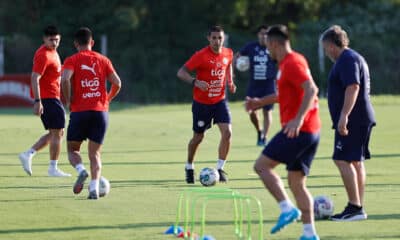 Gustavo Velázquez (c) participa en un entrenamiento de la selección paraguaya en el Centro de Alto Rendimiento en Ypané. EFE/ Juan Pablo Pino