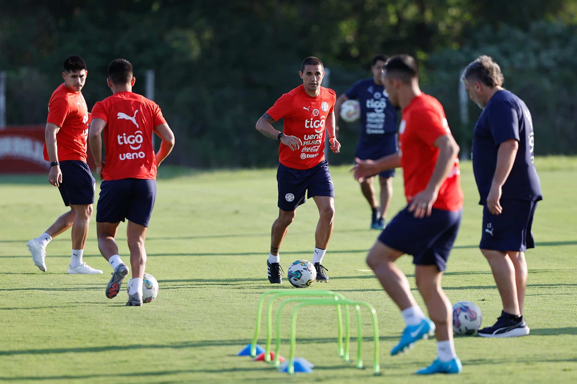 Gustavo Velázquez (c) participa en un entrenamiento de la selección paraguaya en el Centro de Alto Rendimiento en Ypané. EFE/ Juan Pablo Pino