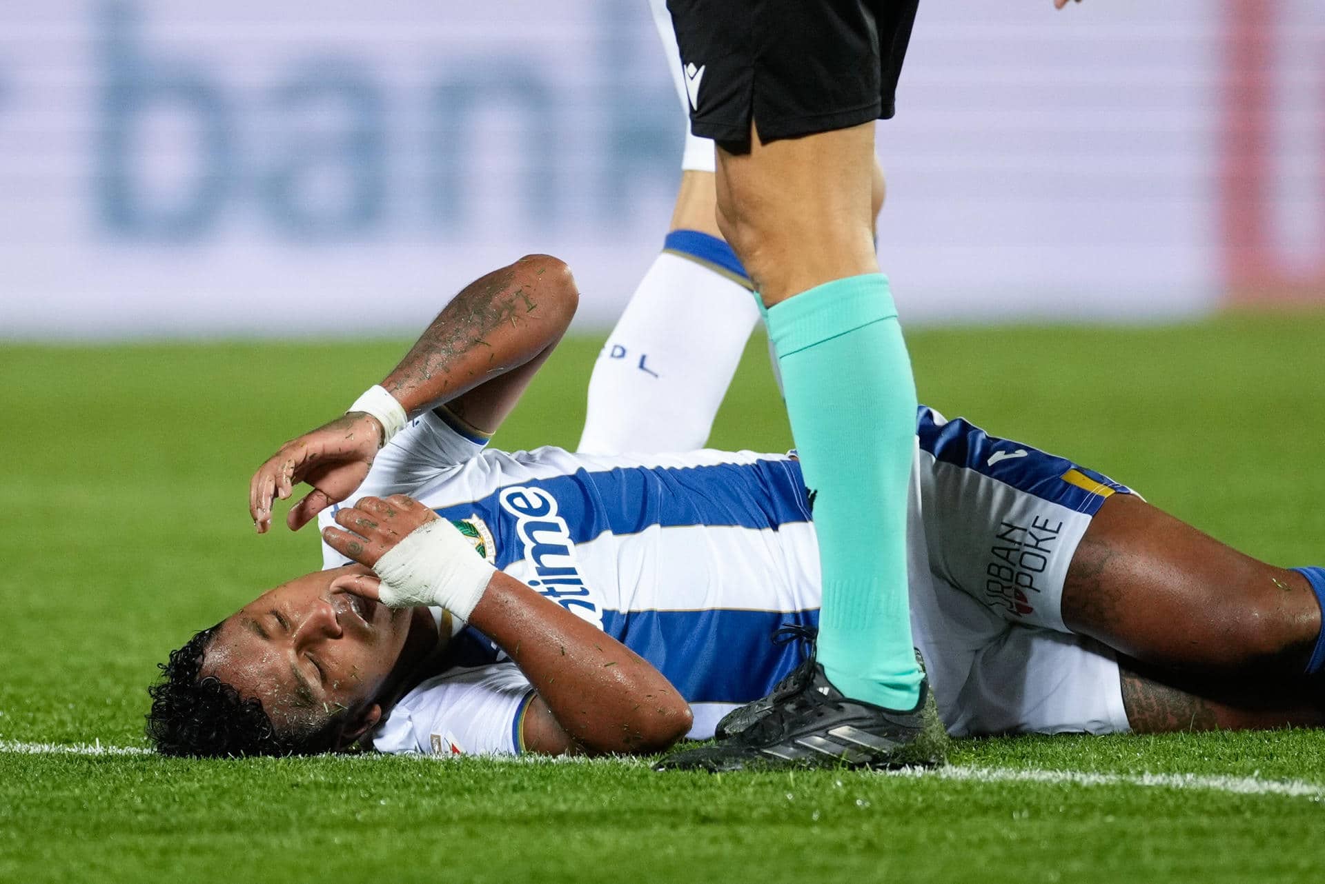 El centrocampista peruano del Leganés Renato Tapia en el suelo durante el partido del sábado de LaLiga ante el Sevilla. EFE/Borja Sánchez-Trillo