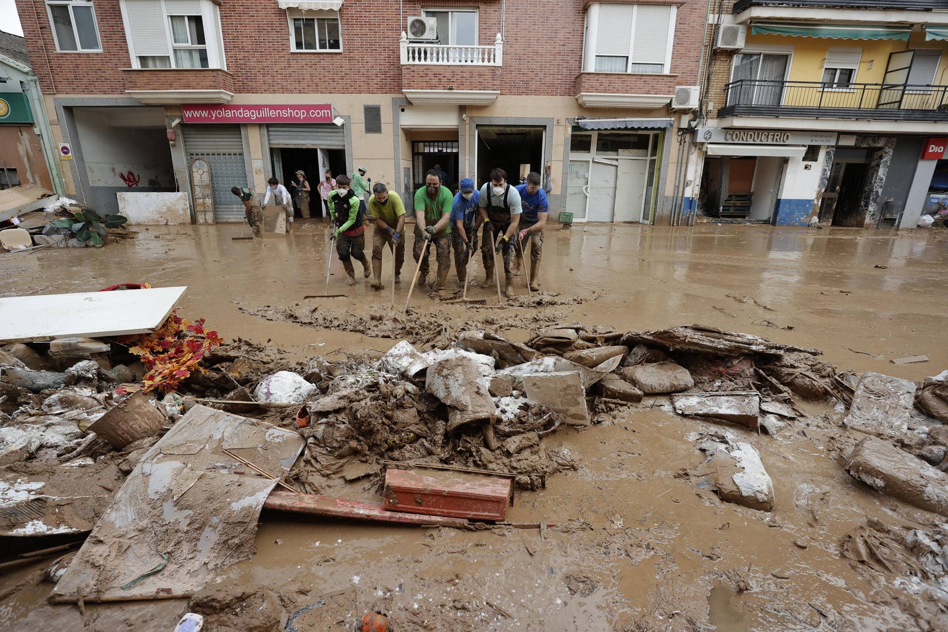 Vecinos de Paporta realizan labores de limpieza este lunes. EFE/ Manuel Bruque