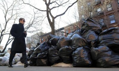 Un hombre pasa junto a una pila de bolsas de basura acumuladas en una calle de Nueva York. Foto de archivo. EFE/Justin Lane