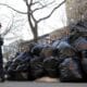 Un hombre pasa junto a una pila de bolsas de basura acumuladas en una calle de Nueva York. Foto de archivo. EFE/Justin Lane