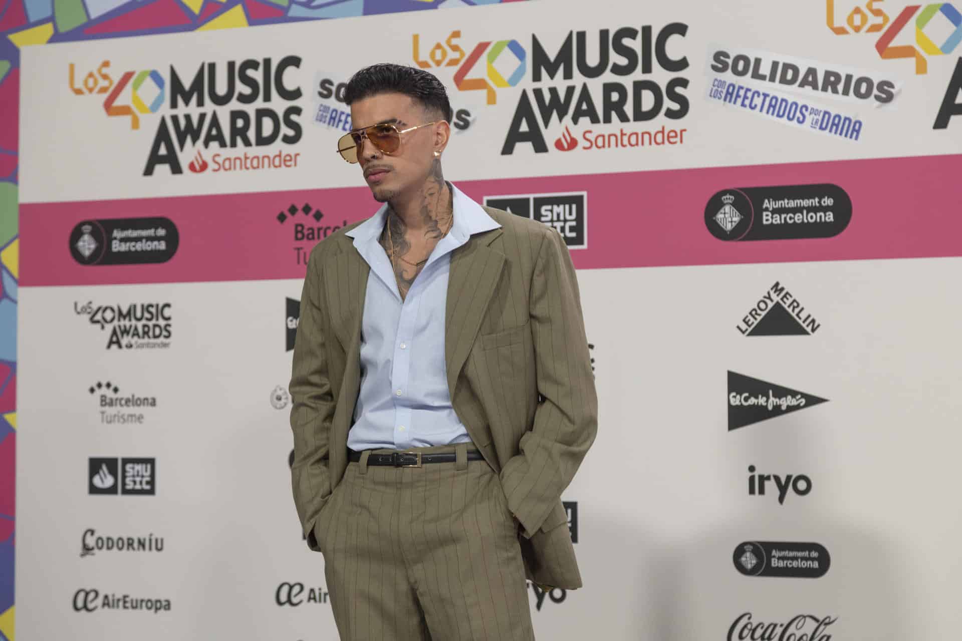 El cantante puertorriqueño Rauw Alejandro posa a su llegada a la gala de premios musicales Los40 Music Awards 2024, este viernes en Barcelona. Rauw Alejandro y Myke Towers con siete nominaciones cada uno, parten como favoritos de la gala de premios musicales Los40 Music Awards 2024, mientras que Enrique Iglesias opta a seis galardones, Emilia, Benson Boone y Bad Gyal a cinco, seguidos por Lola Índigo, Ana Mena, Karol G, Feid, Maluma, Manuel Turizo y Teddy Swims, con cuatro candidaturas cada uno. EFE/Marta Pérez