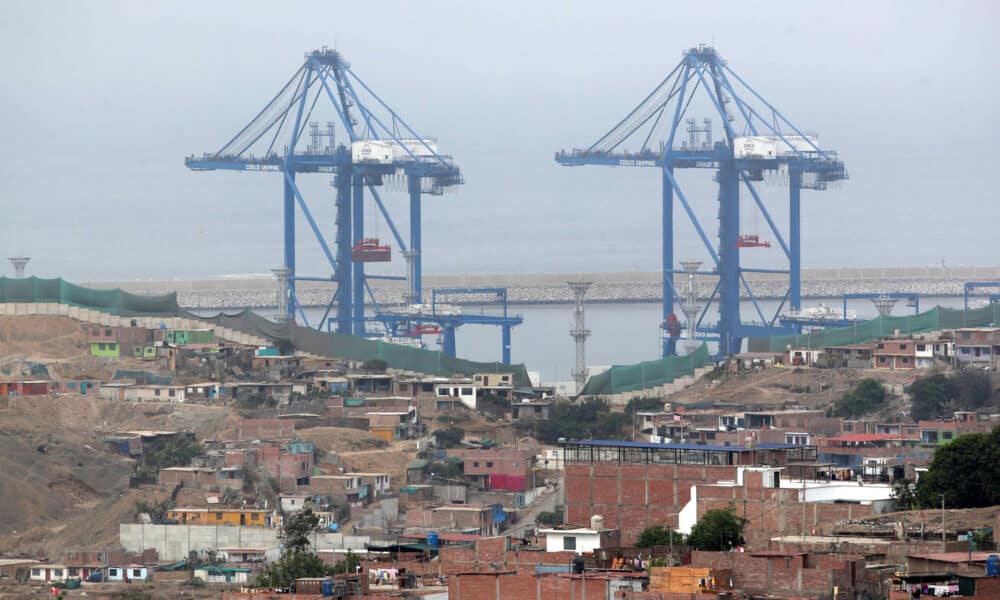 Fotografía de las grúas en el puerto de Chancay el 29 de octubre de 2024 en Lima (Perú). EFE/Paolo Aguilar