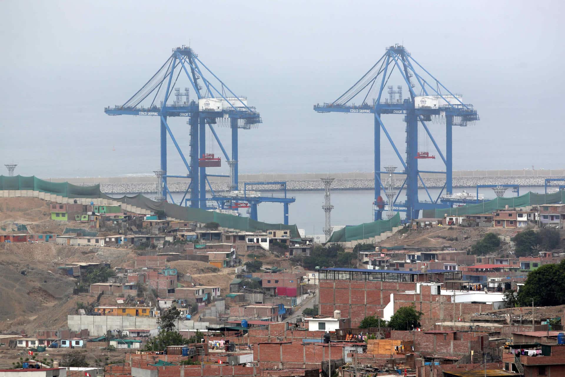 Fotografía de las grúas en el puerto de Chancay el 29 de octubre de 2024 en Lima (Perú). EFE/Paolo Aguilar