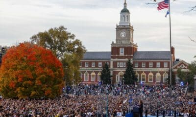 La vicepresidenta estadounidense y excandidata presidencial demócrata, Kamala Harris, pronuncia su discurso de concesión ante sus seguidores en la Universidad Howard en Washington. EFE/EPA/SHAWN THEW