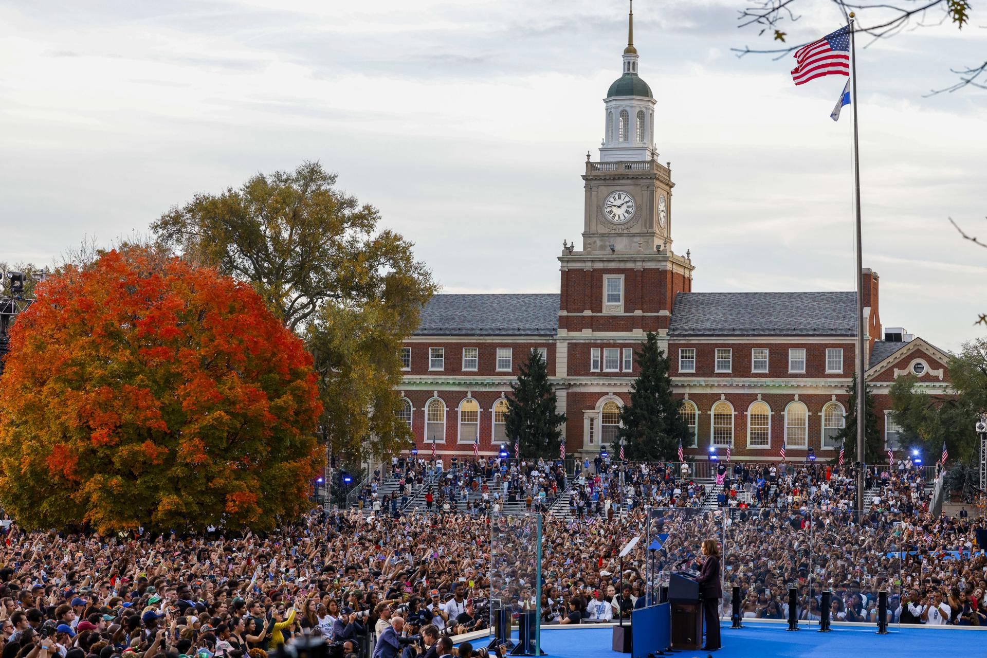 La vicepresidenta estadounidense y excandidata presidencial demócrata, Kamala Harris, pronuncia su discurso de concesión ante sus seguidores en la Universidad Howard en Washington. EFE/EPA/SHAWN THEW