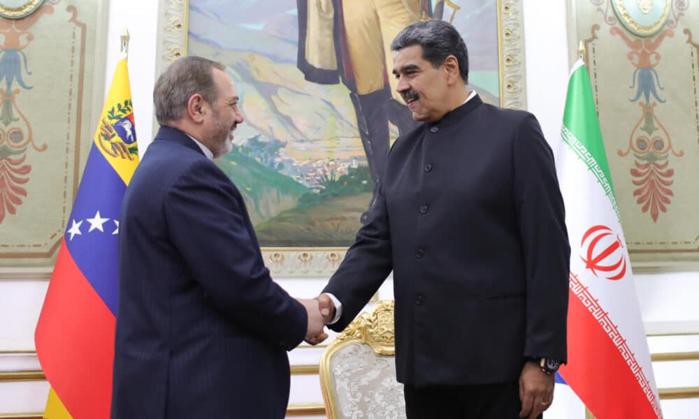 Fotografía cedida por Prensa Miraflores del presidente de Venezuela, Nicolás Maduro, durante una reunión con el ministro de Defensa de Irán, Aziz Nasirzadeh, este jueves en Caracas (Venezuela). EFE/ Prensa Miraflores /