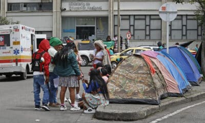 Indígenas embera instalan carpas frente a la Agencia Nacional de Tierras este martes en Bogotá (Colombia). EFE/Mauricio Dueñas Castañeda